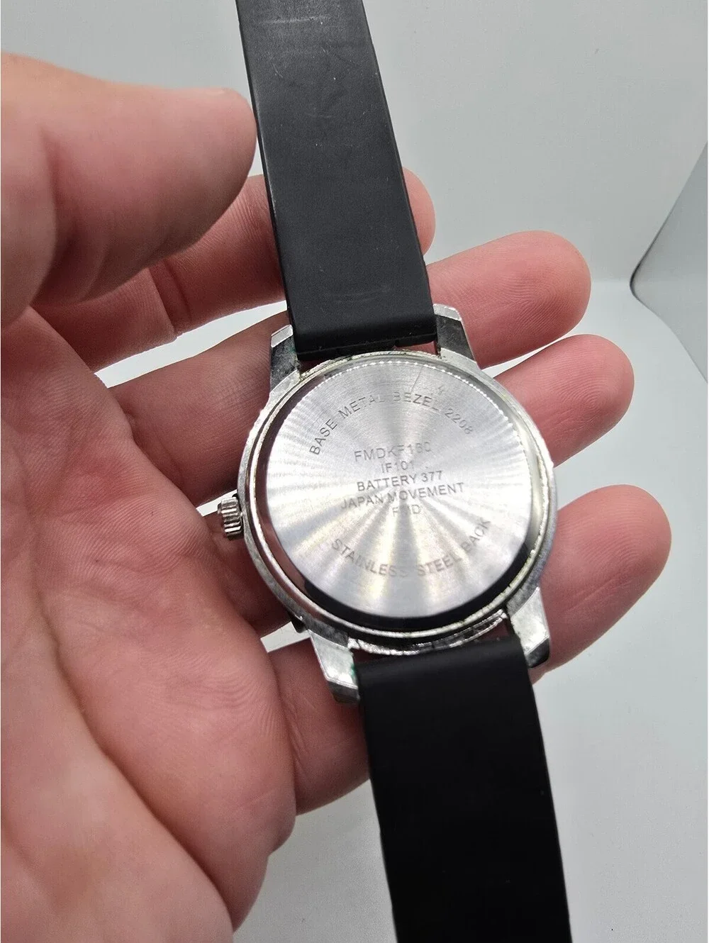 Folio Quartz Analog Watch Black Dial Arabic Numerals Silver Case Black Rubber